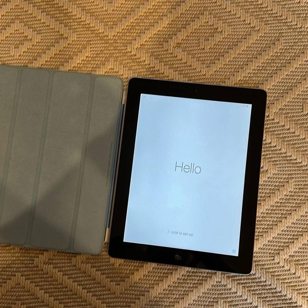 iPad 2nd gen - 16GB- with blue magnetic Apple ScreenProtector/ Cover